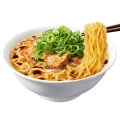 Nissin Kore-Zettai-Umai-Yatsu Premium instant Ramen o smaku kości wieprzowej Tonkotsu z czarnym olejem czosnkowym, 3 szt. x 105g | JaponiaCentralna.pl