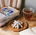Sanko Seika Karinto paluchy drożdżowe Yuki no Yado z lukrem, 120g | JaponiaCentralna.pl