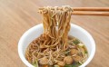 Nissin Donbei zupa na bulionie z kaczki z makaronem gryczanym Soba, 104g | JaponiaCentralna.pl