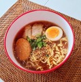 Nissin Kore-Zettai-Umai-Yatsu Premium instant Ramen o smaku słoniny i sosu sojowego, 3 szt. x 111g | JaponiaCentralna.pl