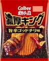 Calbee Chipsy Ziemniaczane Rich King Uma-Kara Spicy God Chilli, 55 g | JaponiaCentralna.pl