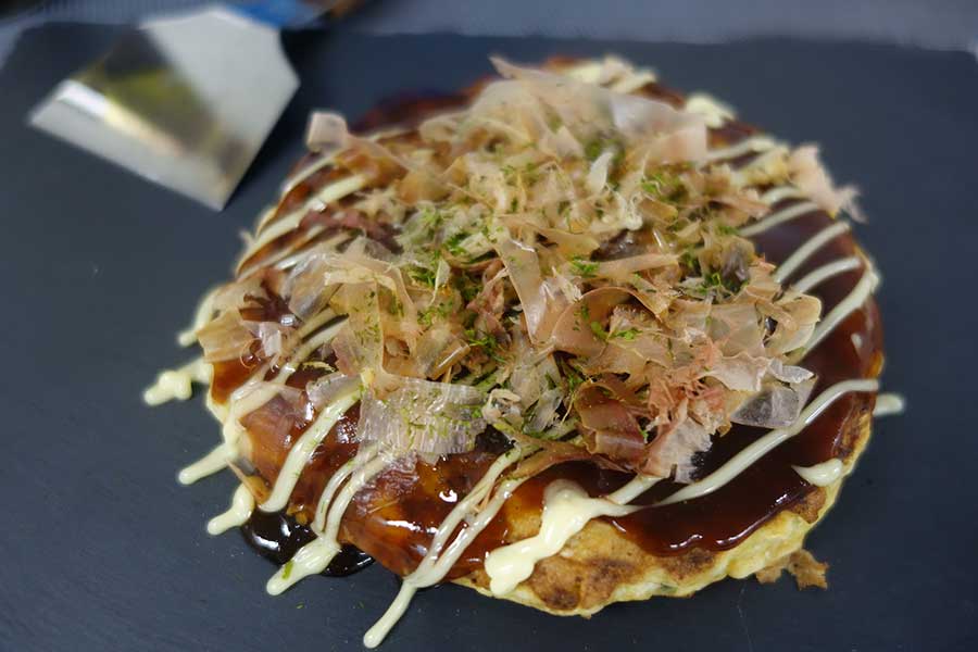 Okonomiyaki z płatkami bonito